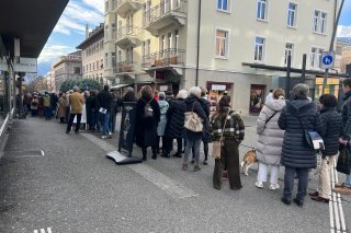 Plusieurs centaines de personnes attendent pour rencontrer Sylvain Tesson.